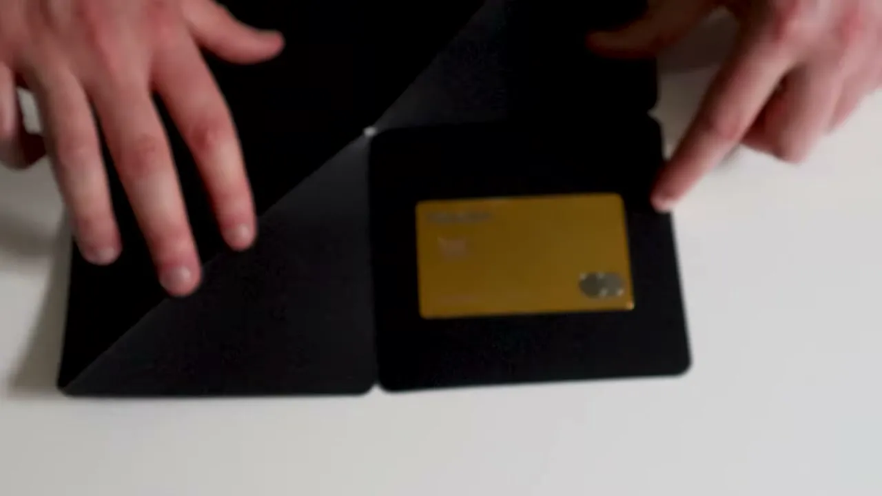 Détails et finitions de la carte en or Revolut 24 carats