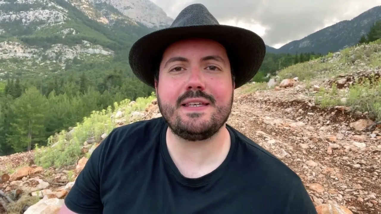 Alexandre Chaimbault filmant depuis la Turquie, illustration de la liberté géographique