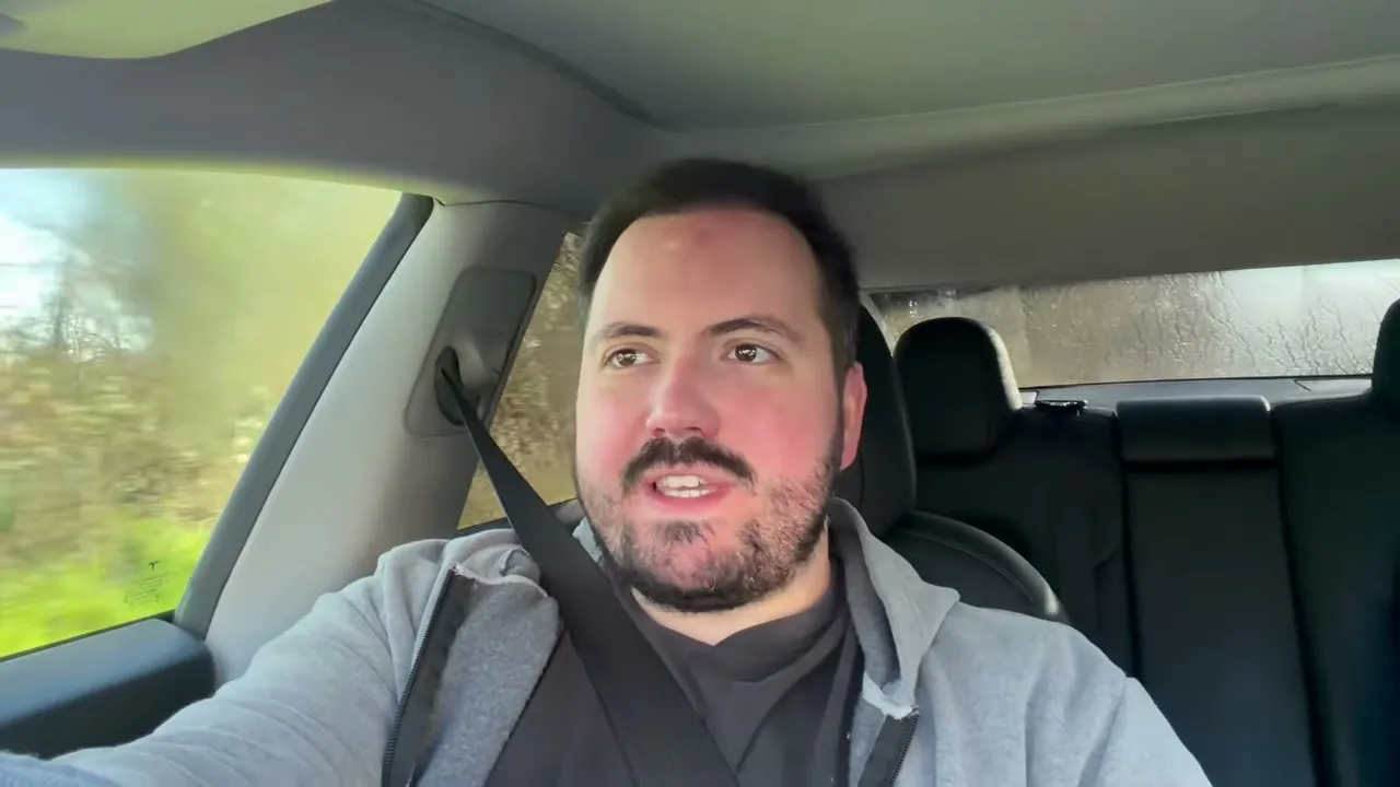 Alexandre Chaimbault devant sa maison de famille en campagne française